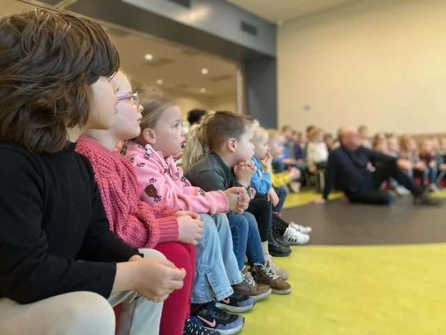 Vandaag kwamen we weer samen voor de maandopening. 💚Aandachtig hebben we geluisterd naar meester Hans die ons vertelde over wat er nodig is om te kunnen groeien als een kind van God. 🌱Wil je ook eens bij een maandopening zijn? Welkom! ✨ Laat het weten via een berichtje.