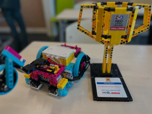 First LEGO League! 🦾We kijken terug op een geweldige dag! Twee weken geleden deed een team van 7 leerlingen van De Wiekslag mee aan de regiofinale Noord Nederland. Na maanden van teamwork, creativiteit, lastige problemen en slimme oplossingen heeft het team een robot ontworpen die in staat was om missies te laten slagen. ✅We zijn enorm trots op onze leerlingen die hebben laten zien hoe leuk en inspirerend samenwerken met technologie kan zijn! 👏